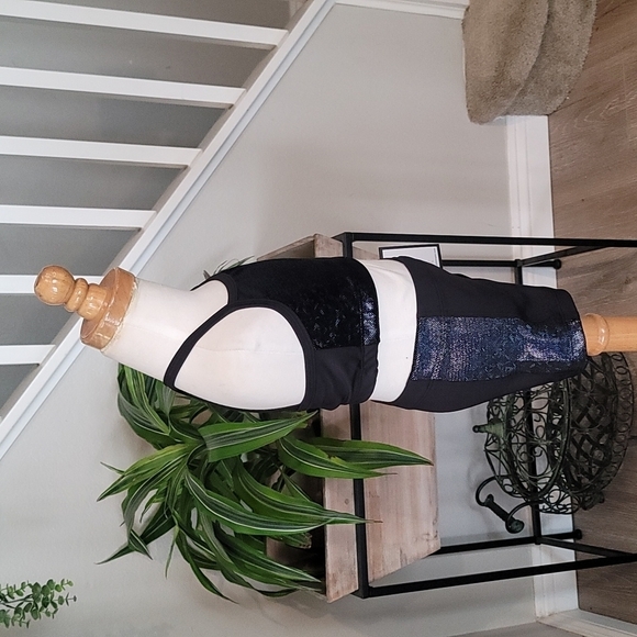 Shimmy Shimmy Inc Crop Top & Short Set - Picture 3 of 7